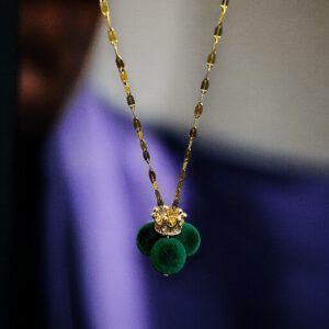 Crown green velvet necklace - Image 2