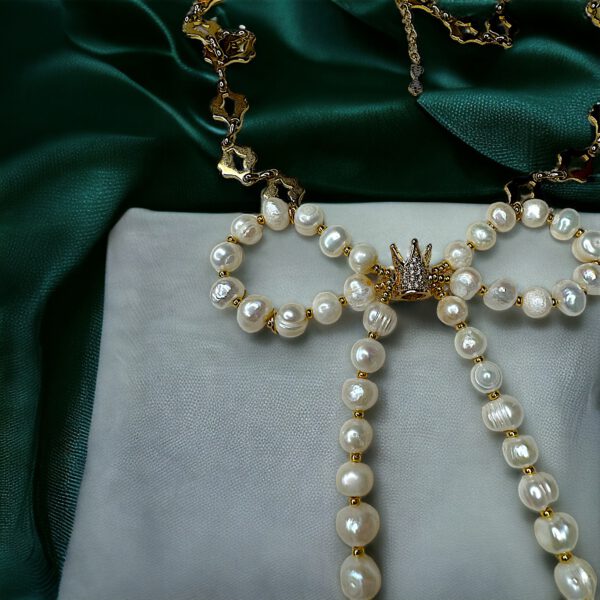 Sparkling bow crown beads