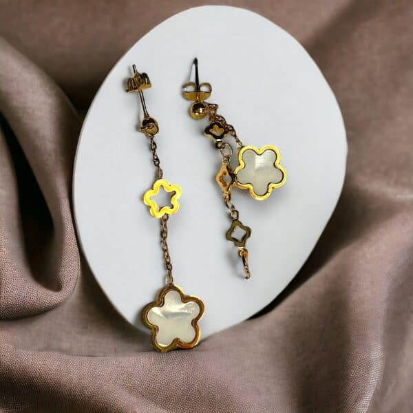 Elegant golden flower earrings