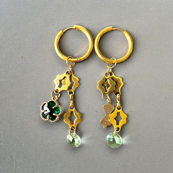 Green crystal kiss earrings