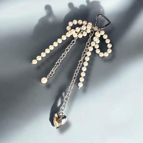 Taschenschmuck „Perlmutt-Schleife“